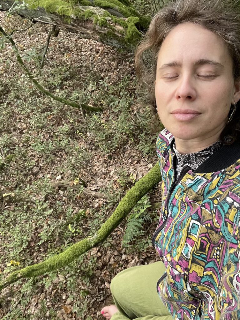 Josefine Puppe in weicher, femininer Pose im Wald, geschlossene Augen, sanftes Licht